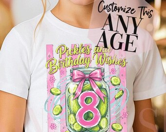 Könnte beinhalten: Ein weißes T-Shirt mit einer Grafik eines mit Gewürzgurken gefüllten Glases, einer rosa Schleife und der Zahl 8 in der Mitte. Der Text lautet Pickles and Birthday Wishes und Londynn. Eine halbtransparente Überlagerung zeigt Customize This ANY AGE.