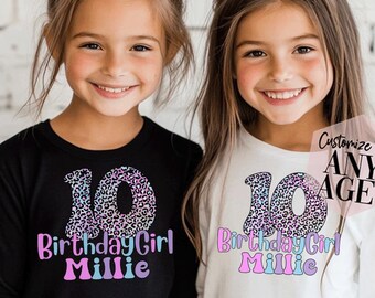 Könnte beinhalten: Zwei Mädchen tragen langärmlige Shirts mit Geburtstagsthema. Die Shirts zeigen eine große "10" mit Leopardenmuster, die Worte "Birthday Girl Millie" und den Text "Customize This Any Age". Ein Shirt ist schwarz, das andere weiß.