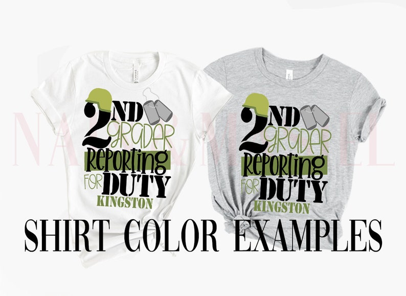 Puede incluir: Dos camisetas blancas y grises con un dise&ntilde;o negro y verde que dice "2nd Grader Reporting for Duty Kingston".