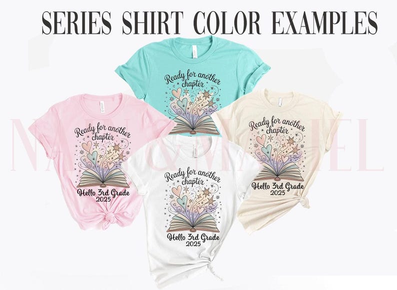 Puede incluir: Una colecci&oacute;n de camisetas en varios colores, incluyendo rosa, turquesa, blanco y crema. Cada camiseta presenta un gr&aacute;fico de un libro abierto con corazones, estrellas y el texto "Ready for another chapter" y "Hello 3rd Grade 2025".