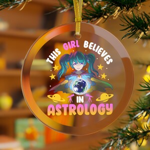 Adorno de astrología, esta chica cree en la astrología, regalos de astrología, astrología navideña, adorno del horóscopo, adorno del zodiaco
