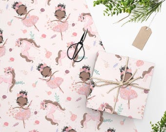 Papel de regalo rosa con bailarina y caballo, ideal para regalos de cumpleaños de ballet.