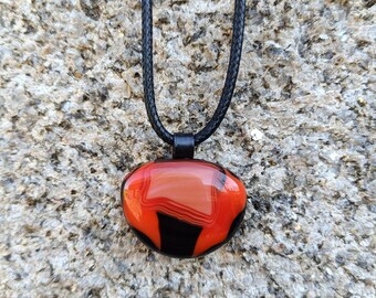 Pendentif verre rouge et noir fusionné fait à la main avec collier, cadeau d'anniversaire, art glass