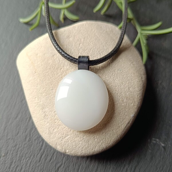 Collier pendentif blanc en verre fusionné, cadeau pour homme, anniversaire, art glass, collier pour papa, unique,  collier artisanal,