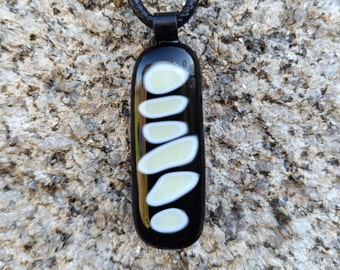 Pendentif noir et blanc en verre fusionné, fait à la main, collier, cadeau d'anniversaire, art glass, birthday gift, fait main