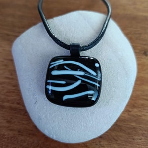 Collier pendentif noir et blanc en verre fusionné fait à la main avec collier, cadeau d'anniversaire, art glass gift fait main image 2