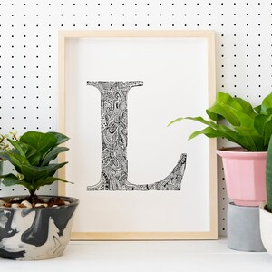A letra L Swoodle, alfabeto de mandala personalizado, palavras de henna, tipografia Mehndi, iniciais de família, berçário, batizados, nome de criança A5/A4/A3 Art