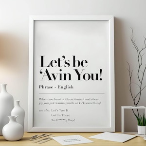Può includere: Arte da parete stampabile in bianco e nero con il testo "Let's be 'Avin You!" e una definizione della frase. La definizione recita: "Quando scoppi di eccitazione e pura gioia, vuoi solo dare un pugno o un calcio a qualcosa!" Il testo include anche "vedi anche: Let's 'Ave It, Get In There, No Fog Way!"