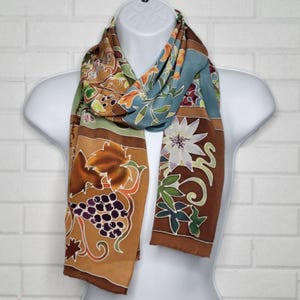 Foulard en soie peint à la main vintage des années 90 Cynthia MacCollum, citrouille raisins botaniques