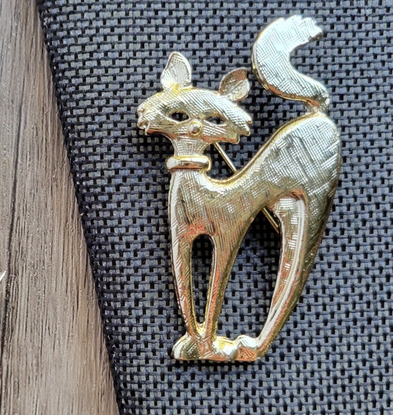 Vintage 1970s scaredy cat brooch brushed gold ton… - image 1