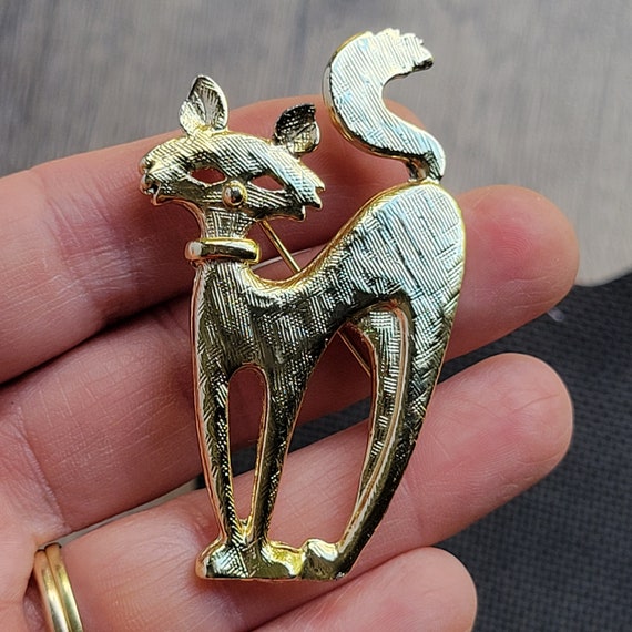 Vintage 1970s scaredy cat brooch brushed gold ton… - image 3