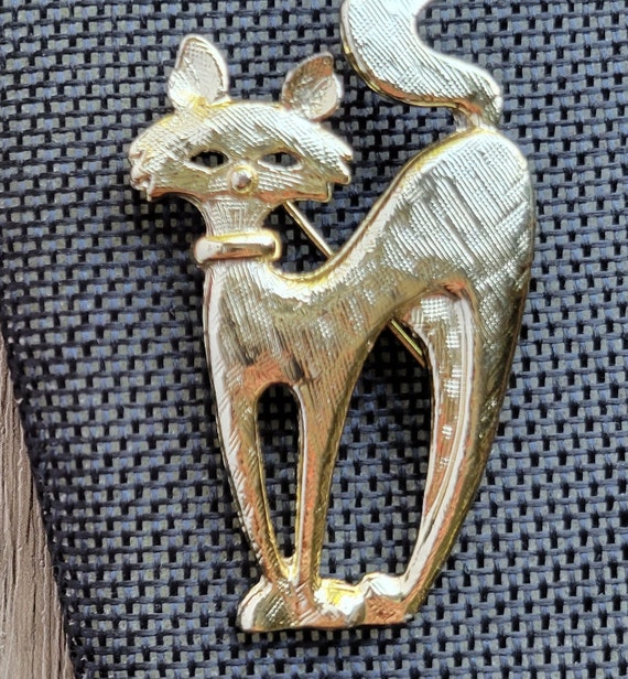 Vintage 1970s scaredy cat brooch brushed gold ton… - image 4