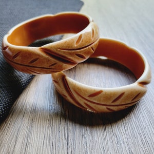Pair plastic bangle bracelets carved leaf design beige and brown, vintage women&#39;s plastic jewelry