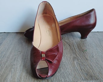 1970s womens shoes Etienne Aigner reddish brown leather peep-toe pumps gold metal logo detail sz 6 vintage 5.5 modern