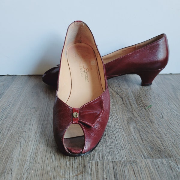 1970s womens shoes Etienne Aigner reddish brown leather peep-toe pumps gold metal logo detail sz 6 vintage 5.5 modern