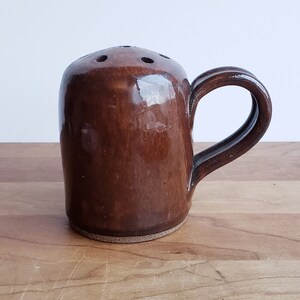 Shaker de poterie La Mesa vintage : grès émaillé marron, décoration de cuisine rustique