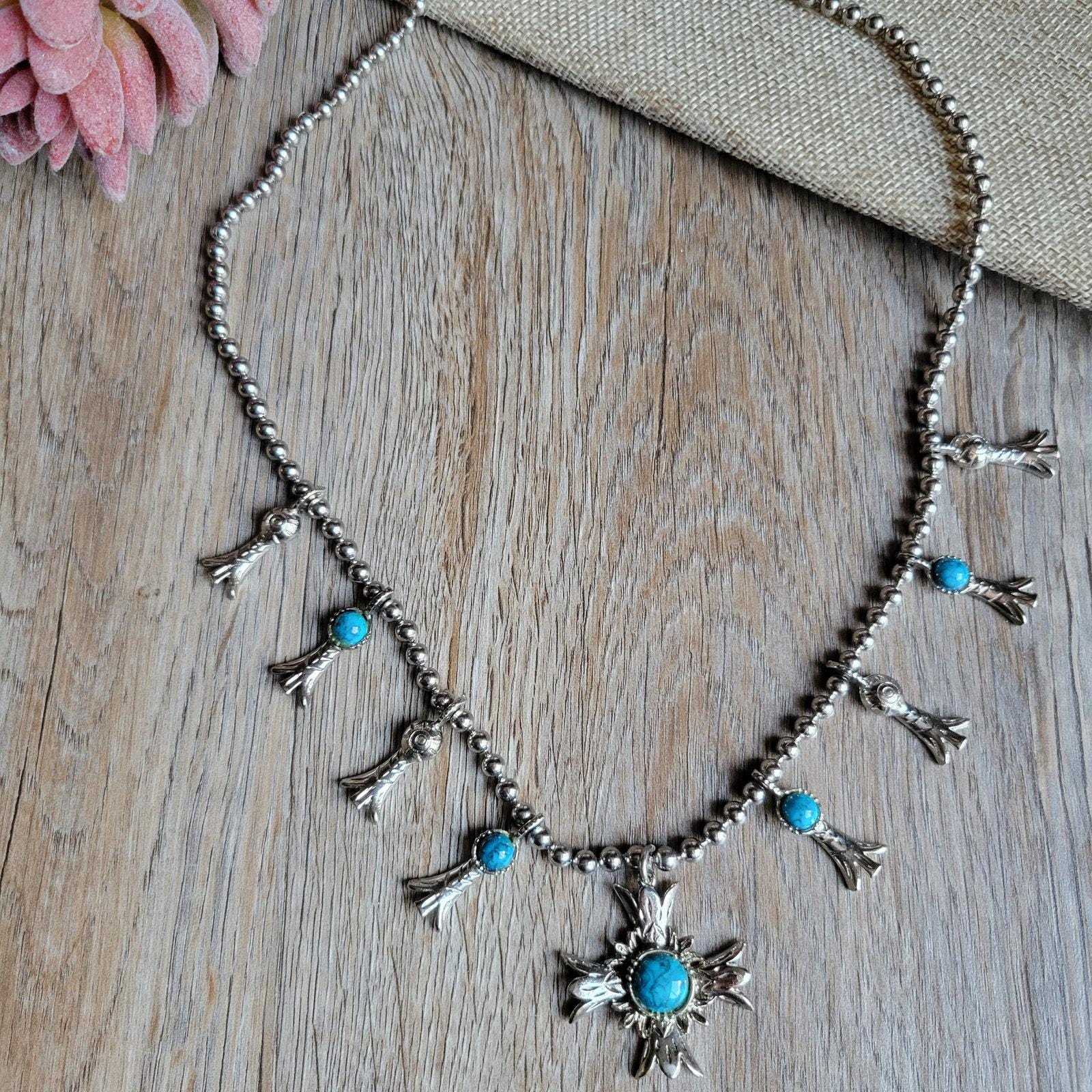 Collier Navajo années 60-70 en argent sterling avec fleurs de courge Collier Navajo années 60-70 en argent sterling avec fleurs de courge