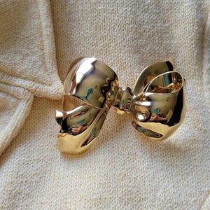 Monet Bow Brooch chunky gold-tone 1980s feminine preppy career wear