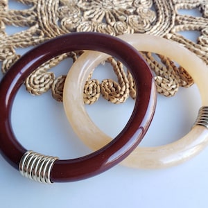 Ein Paar Lucite-Armreifen / Armreifen / Armreife Wire Wrap Brilliant Braun mit pfirsichfarbenem Beige Swirl aus den 1970er Jahren