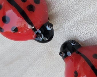 Pendientes de clip con forma de mariquita en cristal artístico. Un toque de arte original para lucir. Joyería con insectos.