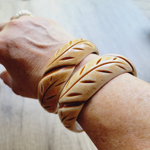 Pair plastic bangle bracelets carved leaf design … - image 5