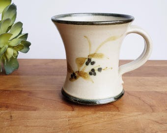 Handgemaakte steengoed mok bloemdessin ronde vorm, vintage keramisch studioaardewerk, rustiek cottagecore cadeau