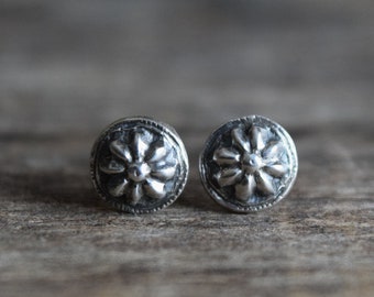 Petites boucles d’oreilles en argent sterling, boucles d’oreilles délicates, argent recyclé, clous floraux