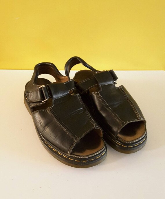 El doctor. Sandalia de hombre Martens 9064 negra a os 90. Talla
