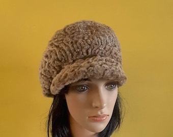 Vintage met kringetjes bont, Astrakan, Perzisch lam, baret, cloche. Staat superleuk. Beige Atrsakhan, karakul hoed.