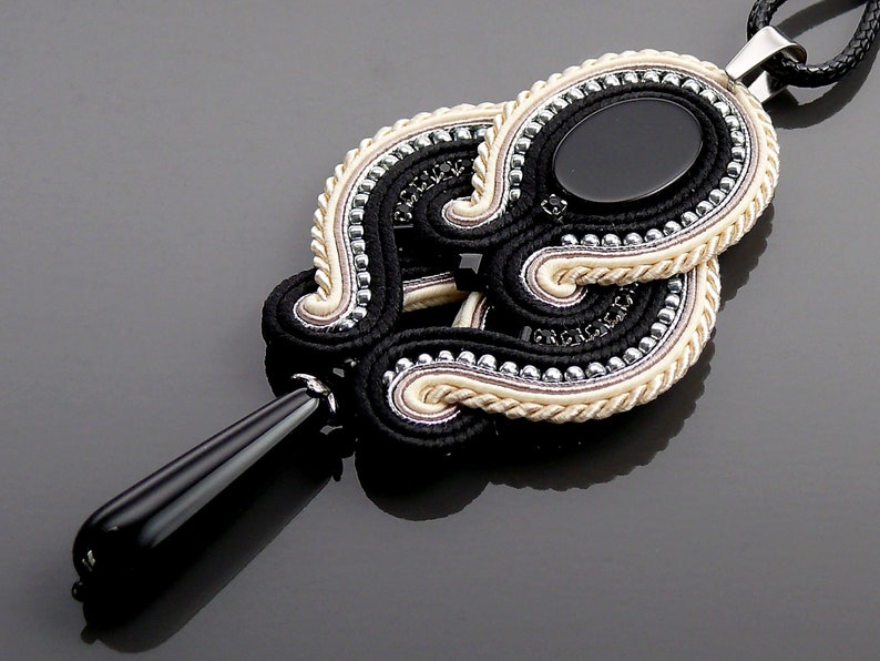 Collana Soutache in argento nero ecrù con Onice. immagine 1