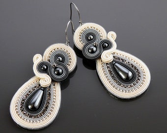 Orecchini soutache ecru grafite grigia con ematite.