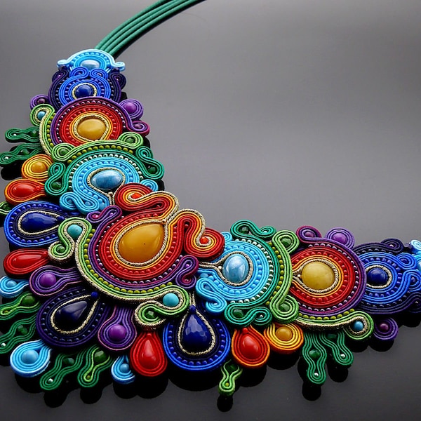 Collier de soutache coloré avec jadeite.