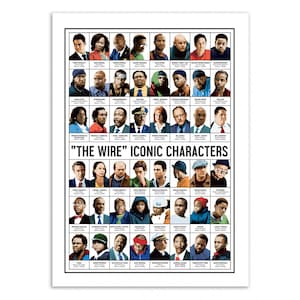 Può includere: Un poster colorato con ritratti di personaggi dello show televisivo "The Wire". Il poster è diviso in quattro file di 12 ritratti, ognuno con il nome del personaggio e la stagione in cui è apparso. Il titolo del poster è "The Wire" Personaggi iconici.