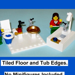 以下が含まれることがあります： 白いタイルの床、青いトイレ、金のシンク、白いバスタブを備えたレゴバスルームセット。セットには2つのレゴフィギュアが含まれています。画像テキストは次のとおりです：Tiled Floor and Tub Edges。No Minifigures Included.