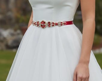 Roter Strass-Brautgürtel in Gold-Einstellung