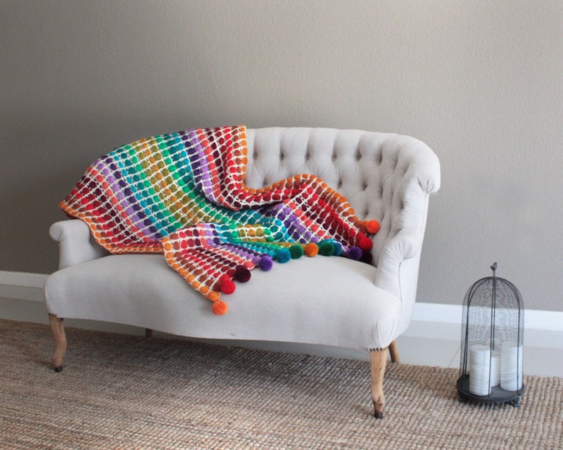 Manta de ganchillo arco iris con pompón, manta de lana, manta ponderada, manta de tiro, decoración del dormitorio image 5