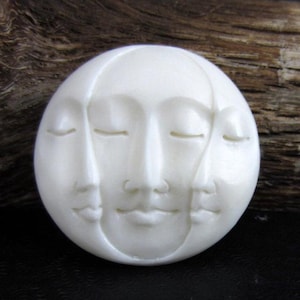 Ohrschmuck, Büffelknochen, 30 mm einseitig rundes Mondgesicht mit Mondsichelgesicht G136