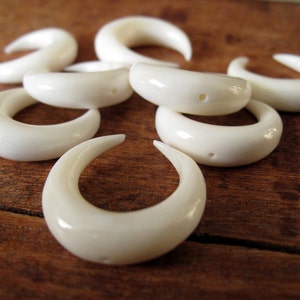 20mm Carved bone crescent , Double Horn , Top Drilled, Buffalo bone carving G650