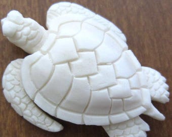 Handgesneden hanger zeeschildpad, snijwerk van buffelbeen G150