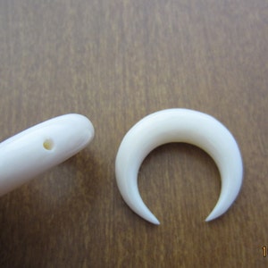 30mm Carved crescent , double horn , drill top to bottom G518