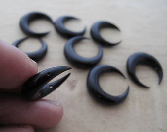 20 mm Carved horn crescent , Double drill,  boho,  Buffalo horn carving G673