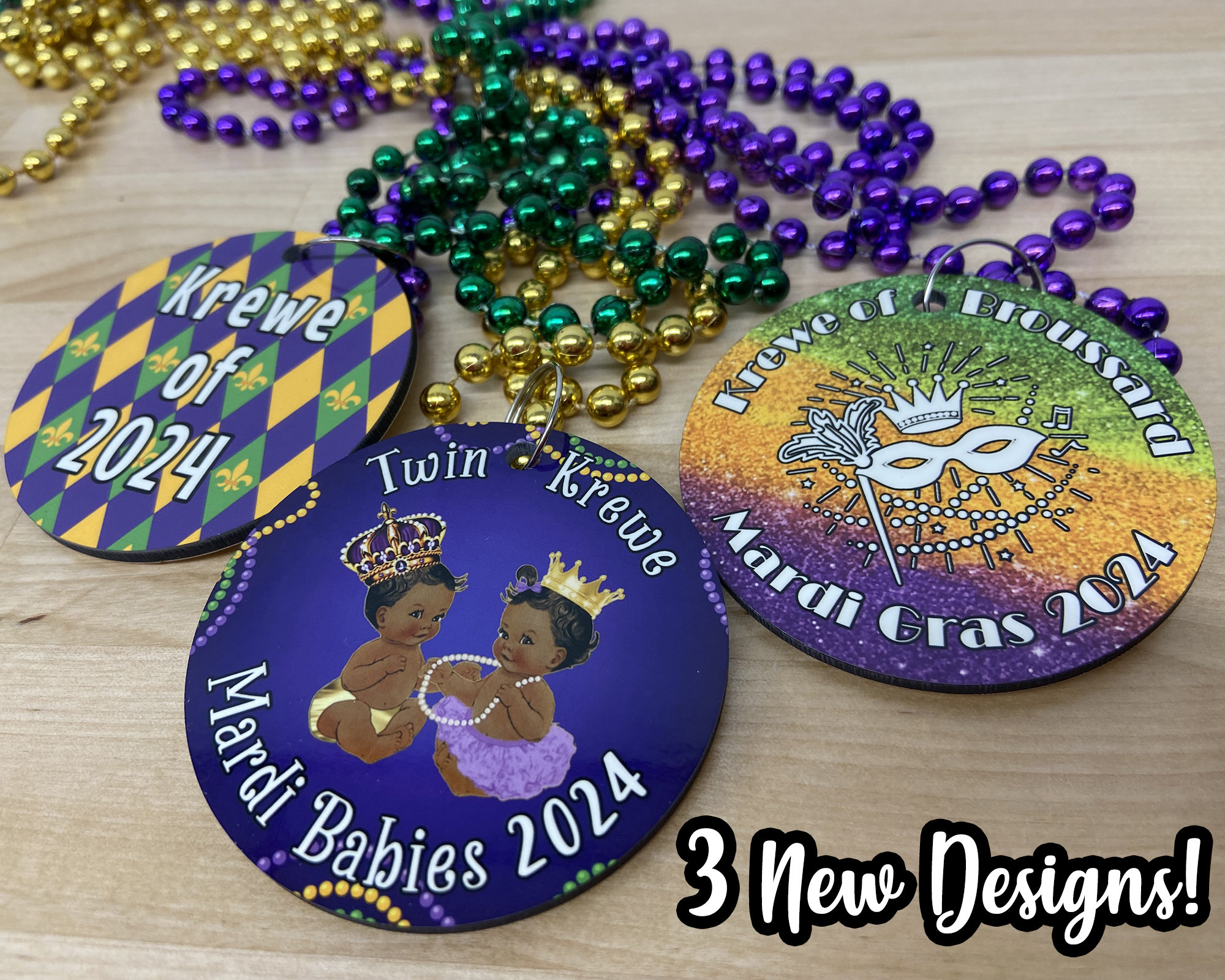 EINSEITIGE Mardi Gras-Halskettenmedaillons – Individuell gestaltet mit farbigem Design (verwenden Sie ein vorgefertigtes Design oder senden Sie Ihr eigenes ein). Großpackungen.