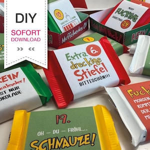 Puede incluir: Una colección de envoltorios rectangulares para barras de chocolate con varios textos en alemán, diseños coloridos y etiquetas numeradas. Los envoltorios están impresos en rojo, verde y amarillo, con tipografía llamativa y frases humorísticas.