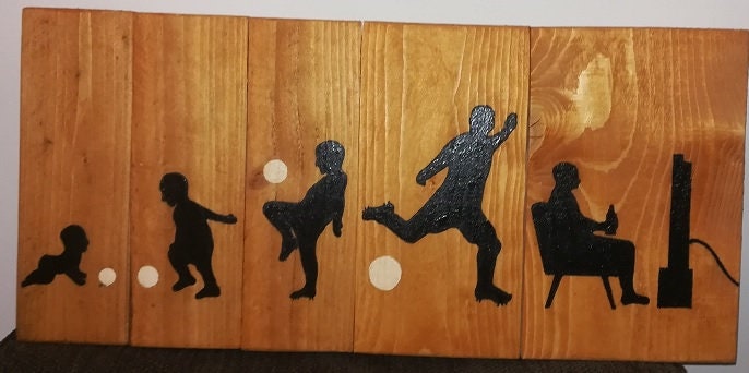 L'évolution Du Footeux - Le Penseur de Rondin Petit Bonhomme en Bois