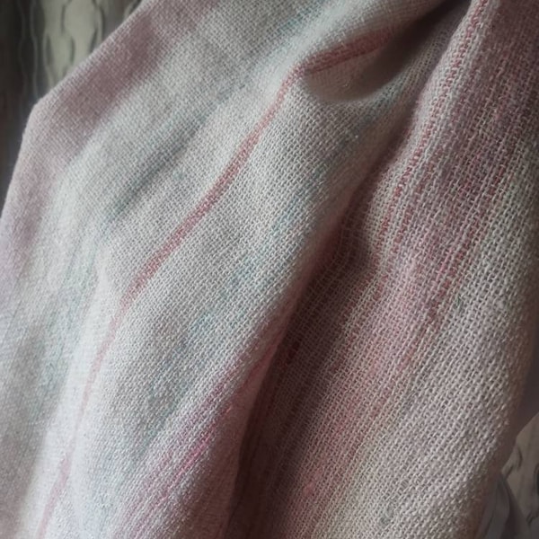 Rebozo mexicano de lana, rosa y blanco, década de 1970.