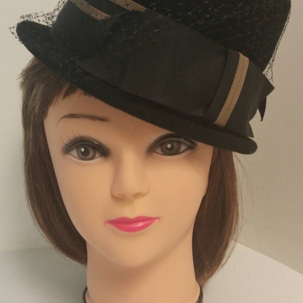 Noir Peachbloom velours Pill Box Merrimack corps années 1950, importé dames Chapka avec ruban et voile