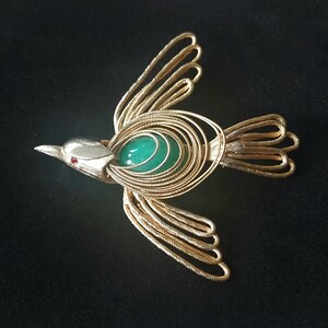 Kramer Bird  Gold Tone Wirework Brooch with Green Cabochon