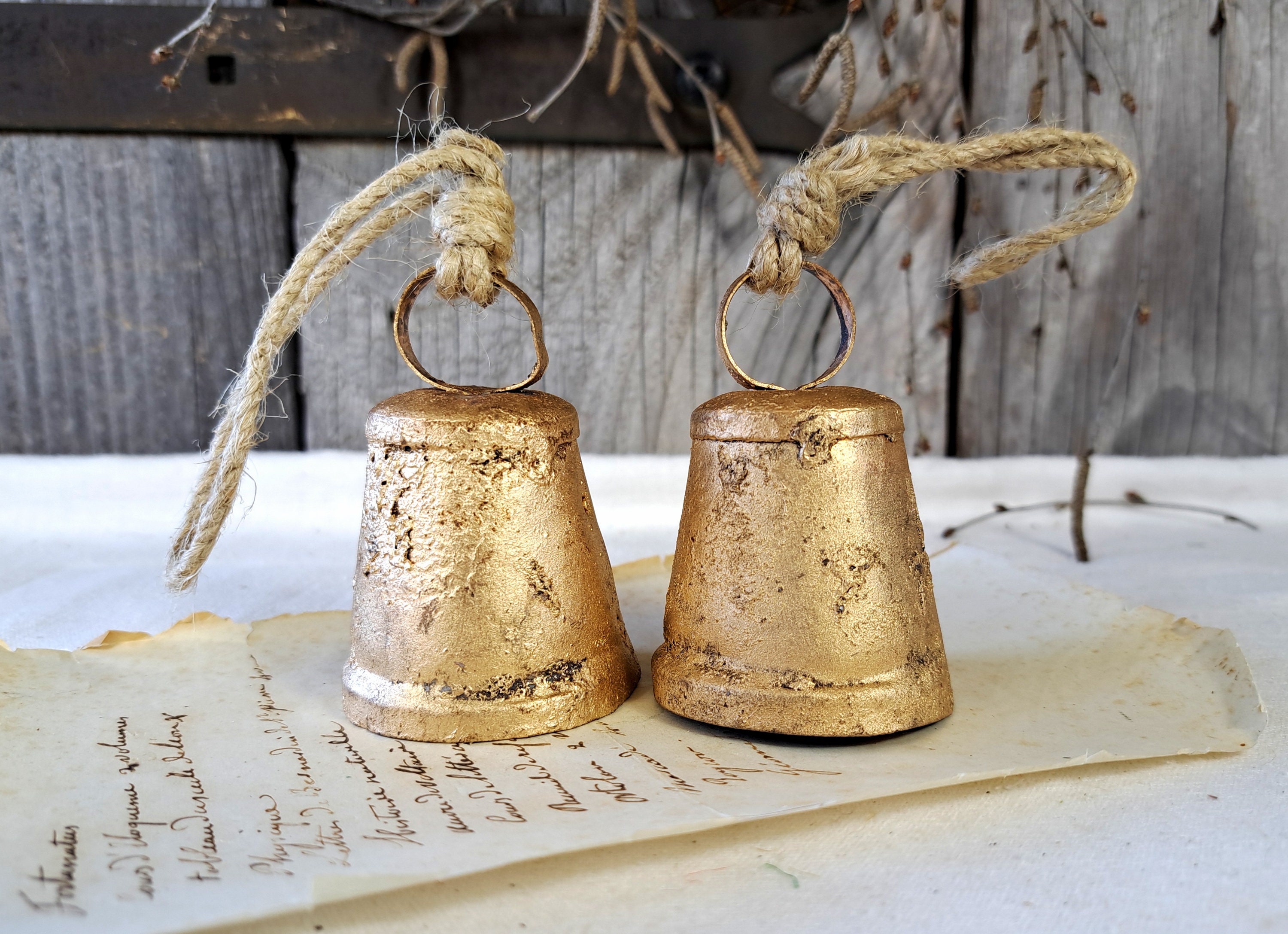 4 Set Christmas Bells Rustic Hanging Bell with Rope Large Gold Round Cow Bell Iron Wrought Bell Chime 3 Relaxing Tranquil Wind Chimes Vintage Metal ou