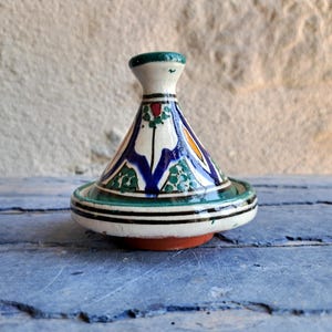 Kleine antieke tajine, Arabische keramische tajin gemaakt van keramisch aardewerk en tin, decoratieve Marokkaanse tajine, Marokko