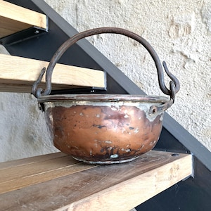 Op de afbeelding: Een set van drie keramische mokken met een gespikkelde, matte afwerking. De mokken zijn in crème, lichtgrijs en donkergrijs. Elke mok heeft een eenvoudig, minimalistisch ontwerp en een afgerond handvat.